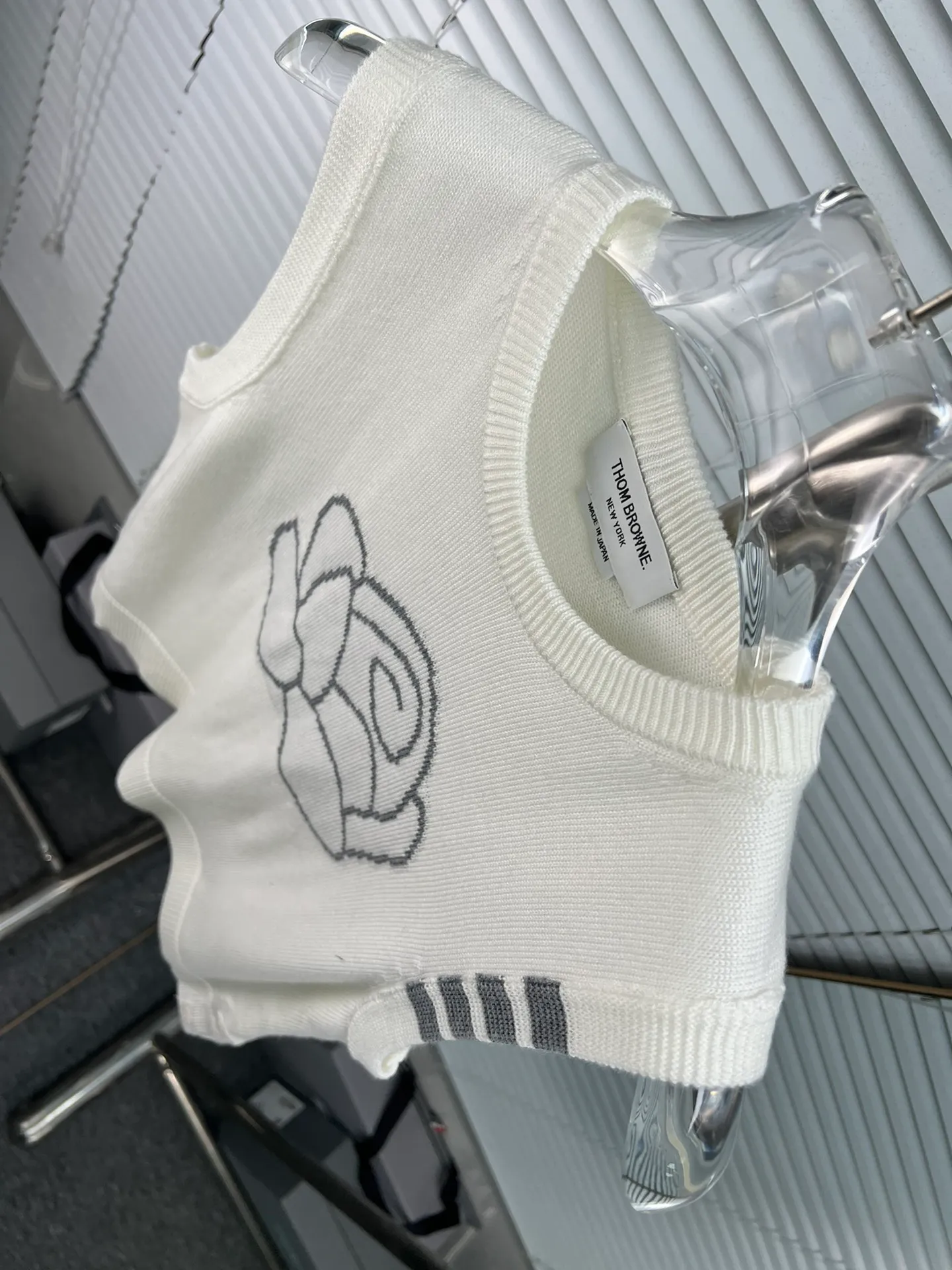 THOM BROWNE🇳🇱New Arrival 𝐃𝐞𝐭𝐚𝐢𝐥 ： TB ， ， ， ， ooookkkkkk ， ， ， ， T look jue ：Gray White Navy Blue Sizes： 0.1.2(S.M.L)